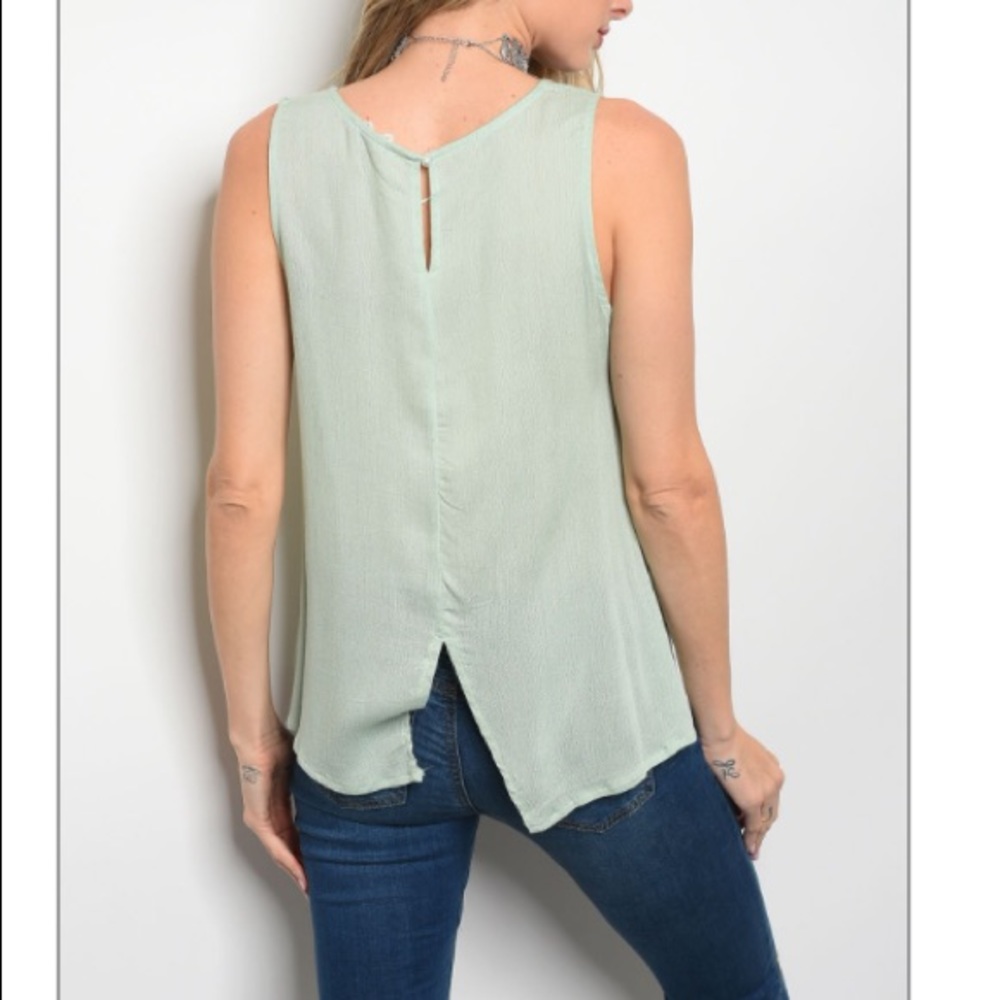 ⭐️Sale⭐️Sleeveless Printed Top - Picture 2 of 2